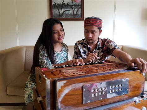 Indian Idol Season 12: Arunita takes Harmonium training from Pawandeep | IWMBuzz