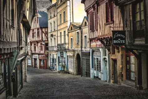 Balade dans le Centre Historique de Laval | Office de Tourisme du Pays ...