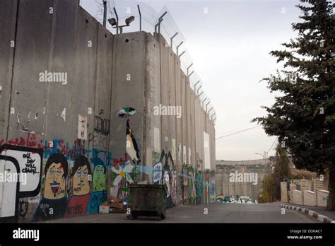 Palestinian side of the Israeli West Bank barrier Stock Photo - Alamy