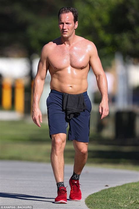 Patrick Wilson goes for a run on the Gold Coast | Daily Mail Online