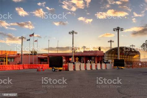 Usa And Mexico Border Crossing At Lukeville Arizona And Sonoyta Sonora ...