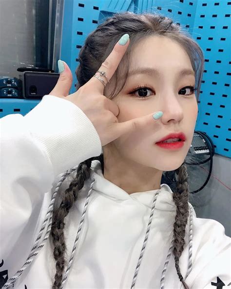 March 26, 2020 [Itzy] Yeji SBS Young Street Instagram update | Kpopping