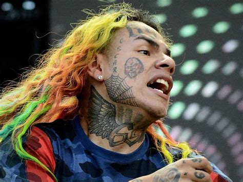 Tekashi 6ix9ine Stages Photo-Op With His Fans Including Young Children | Celebrity Insider