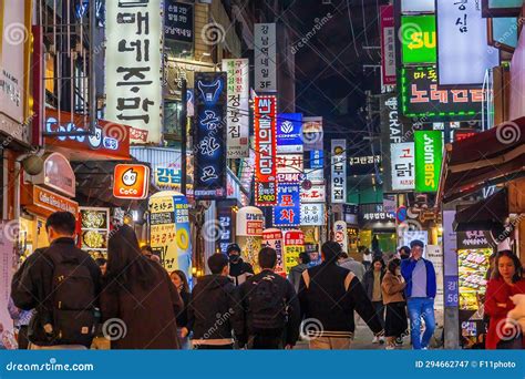 Crowds at the Gangnam District Nightlife in Seoul Editorial Photography ...