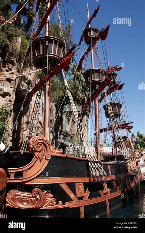 pirate ship outside treasure island hotel and casino las vegas Stock ...