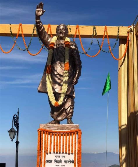 Himachal CM unveils statue of Atal Bihari Vajpayee at Ridge Shimla ...