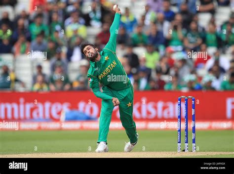 Pakistan's Mohammad Amir in bowling action Stock Photo - Alamy