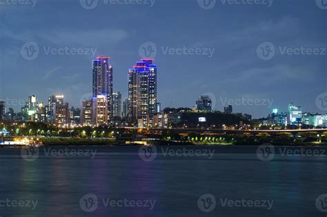 Night view of the Han River in Seoul 10510102 Stock Photo at Vecteezy