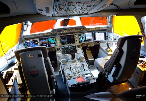 A350 XWB COCKPIT - Flight Training News