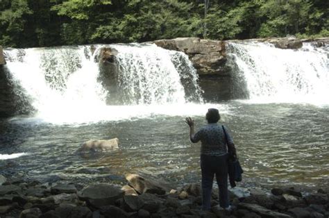 West Virginia cash-for-worker program adds 4th destination | AP News