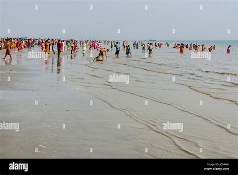 Hundreds of pilgrims are gathering on the beach of Ganga Sagar ...