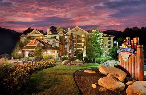 Make a Splash at 7 Gatlinburg Hotels with Outdoor Pool