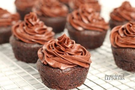 Chocolate Crisco Frosting Recipe - An easy icing for decorating cakes!