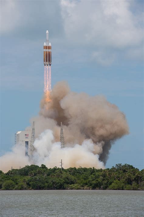 These Photos Of World's Largest Rocket Launch Are Incredible | Gizmodo ...