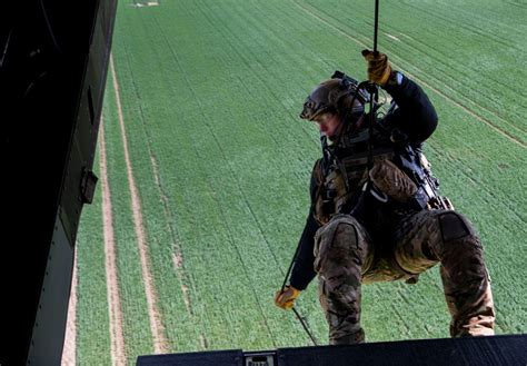 DVIDS - Images - 321st Special Tactics Squadron Fast Rope Training [Image 24 of 42]