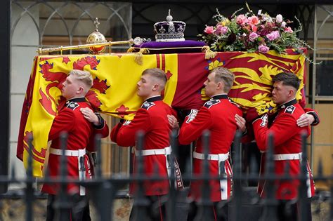 Mourners look on as Queen Elizabeth's funeral procession makes way ...