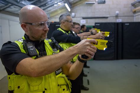 How Far Can A Taser Shoot : All 4 have a range of 15 feet. - Ibyrlmflet