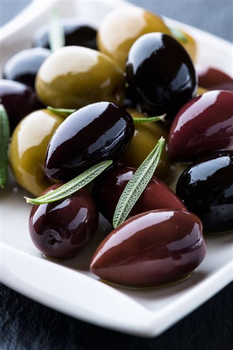 Black Olives vs. Kalamata Olives (How Are They Different?) - Insanely Good