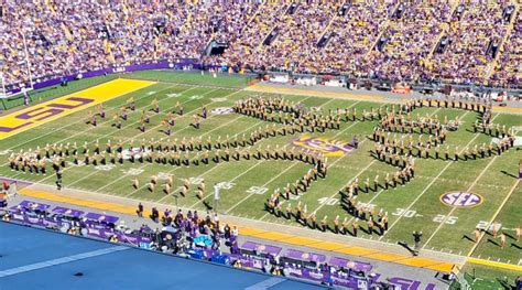 LSU Band Strikes Heisman Trophy Pose for QB Jayden Daniels