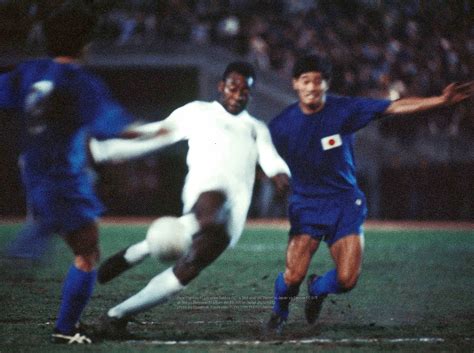 Pele (Santos FC) scores Santos FC’s 2nd goal on 76min in Japan vs Santos FC 0-3 at Tokyo ...