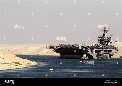 Aircraft carrier USS HARRY S. TRUMAN passes underneath the Suez Canal ...