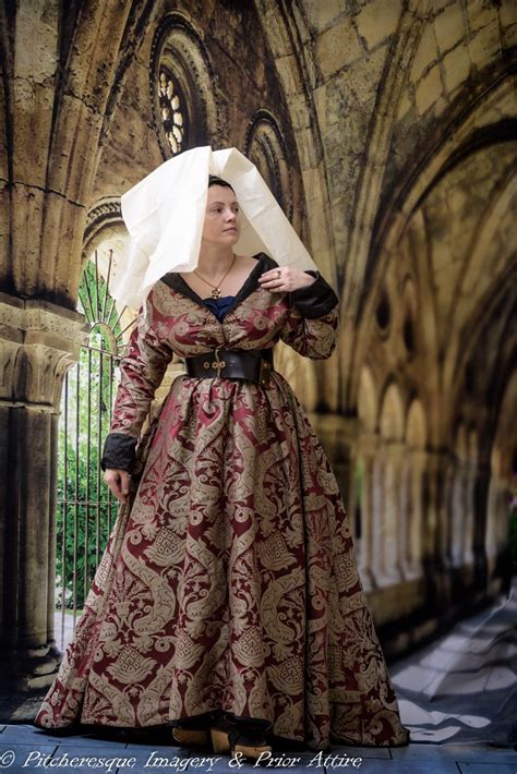 Burgundian gown in silk damask, lined with silk, by Prior Attire | Medieval fashion, Historical ...