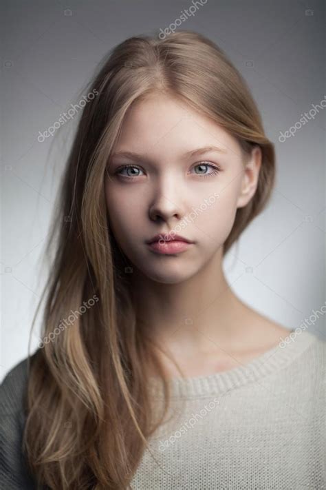 schöne blonde Teen mädchen portrait — Stockfoto © ababaka #107985344