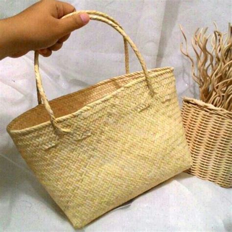 Tas anyaman rotan bakul mini polos ini merupakan kerajinan khas Kalimantan. Ukuran: 16x21x12cm ...