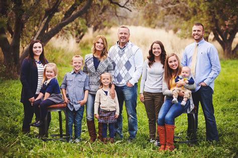 Multi-generational / large family photo Large Family Portraits, Large Family Poses, Family ...