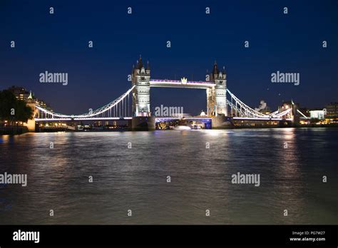 London bridge in the night Stock Photo - Alamy