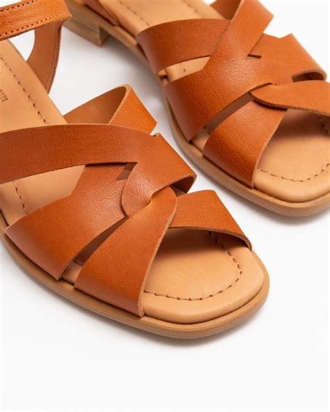 Caliza Brown - FLAT SANDALS in Naguisa in 2021 | Sandals, Brown sandals, Womens sandals flat