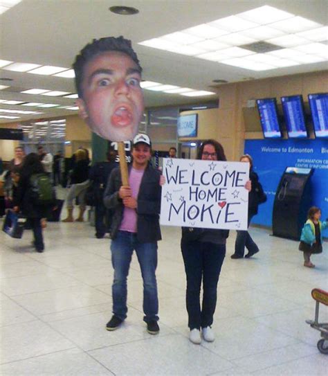 50 Most Creative Airport Pickup Signs That Were Impossible To Miss ...