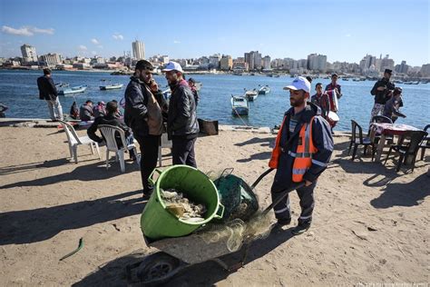 Gaza youth highlight growing pollution crisis in harbour clean-up ...