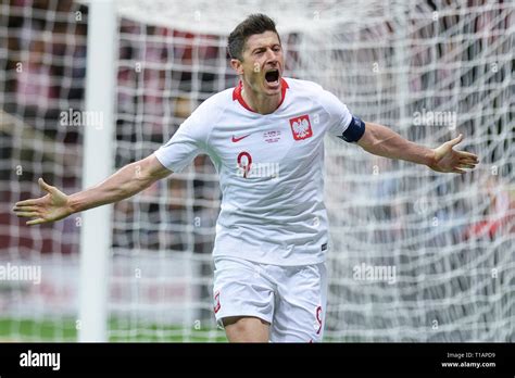 Robert lewandowski goal celebration hi-res stock photography and images ...