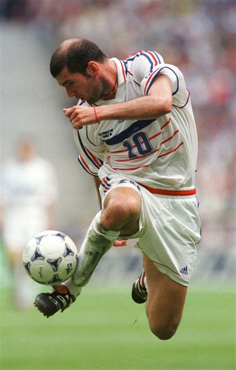 Zinedine Zidane. - Soccer Photo (39107910) - Fanpop