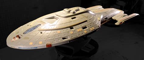 Milé Murtanovski: U.S.S. Voyager, NCC-74656 (1/677 scale model)