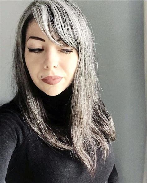 50 Women Who Didn't Dye Their Gray Hair And Still Look Gorgeous