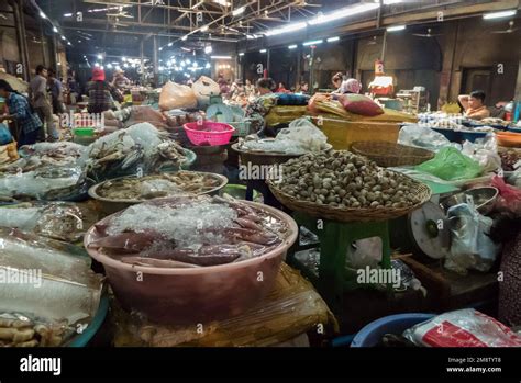 Seafood stall, Phsar Chas (Old Market), Siem Reap, Cambodia Stock Photo - Alamy