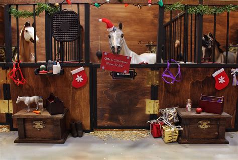 This Schleich stable has been decorated for Christmas. #Jupinkle | Diy horse barn, Christmas ...