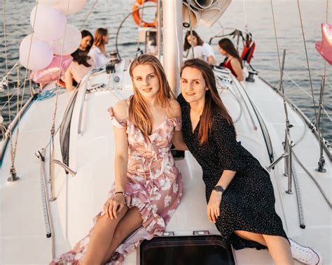 What to Wear to a Boat Party: the Best 15+ Outfits You'll Love – Panaprium