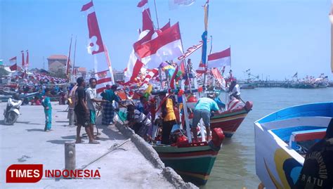 Ratusan Perahu Nelayan Merah Putihkan Pesisir Utara Gresik - TIMES ...