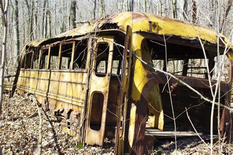 Abandoned school bus in a nearby forest. [5184x3456] [OC] | Abandoned, Apocalypse aesthetic ...