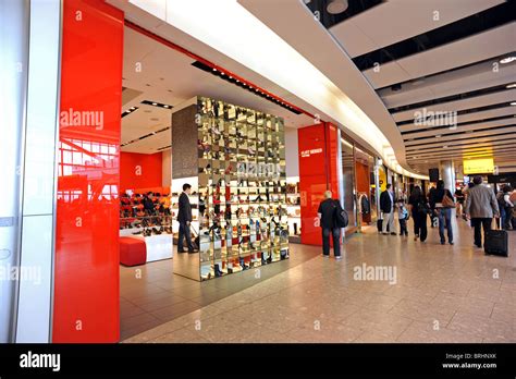 Heathrow terminal 5 shops hi-res stock photography and images - Alamy