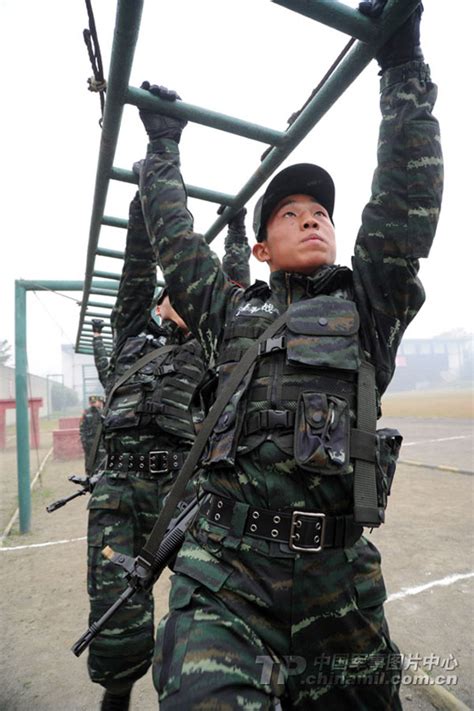 Special operation members in new combat uniforms (8) - People's Daily ...