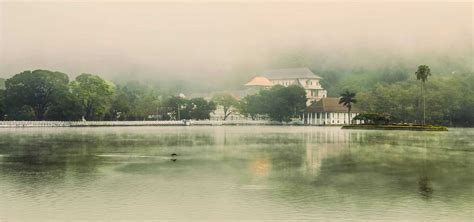 Take a Walk Around Kandy Lake | Kandy Best Tourist Attractions