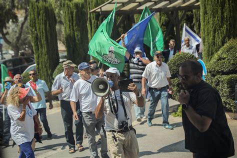 Police retirees force way into Netanyahu's office in wage protest | The ...