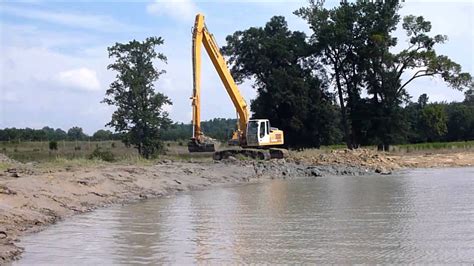 Liebherr 934 Long Reach Excavator Dredging Pond - YouTube