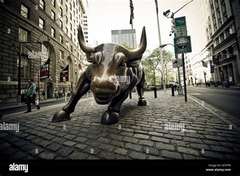 Charging Bull statue, aka Wall Street Bull, New York Stock Photo - Alamy