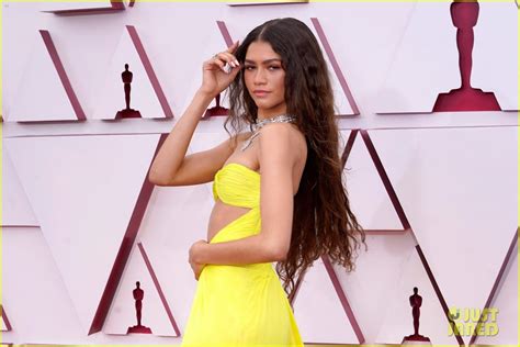 Zendaya Wore a Mask While Seated Inside at Oscars 2021 & Fans Praised ...