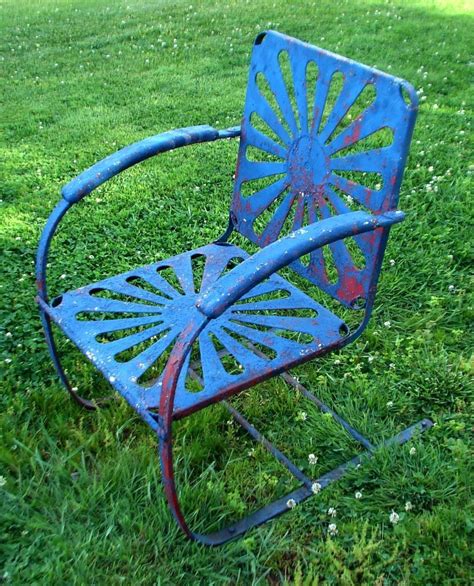 Vintage Shabby Garden Spring Chair. Spring form Metal Lawn Chair | Old metal chairs, Metal lawn ...